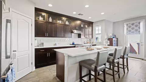 323 Jacquelyn Ln, Petaluma, CA 94952