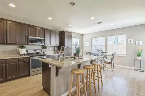 1135 Dartmouth Cir, Dixon, CA 95620