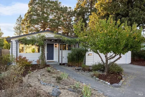 711 Sterling Ct, Santa Rosa, CA 95401