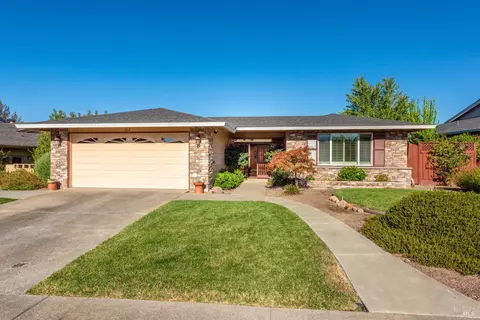 262 Oak Shadow Dr, Santa Rosa, CA 95409