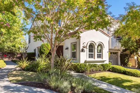 2208 Hibiscus Dr, Santa Rosa, CA 95404