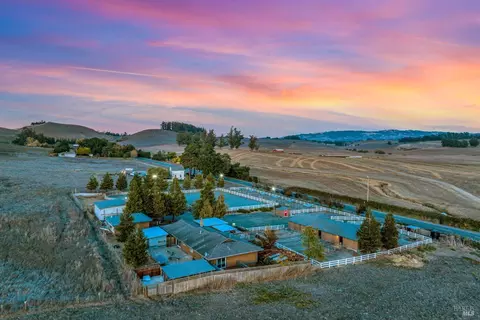 900 Mecham Rd, Petaluma, CA 94952