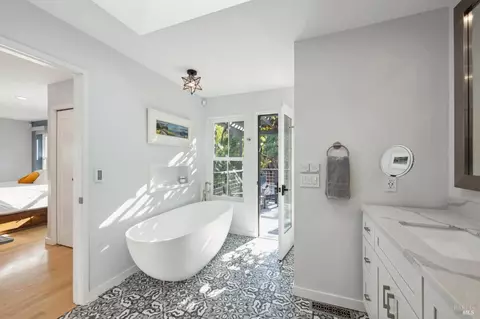 Bath - 19334 Spring Dr, Sonoma, CA 95476 photo 2 of 5