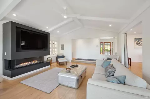 Living - 19334 Spring Dr, Sonoma, CA 95476 photo 3 of 4