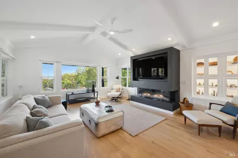 Living - 19334 Spring Dr, Sonoma, CA 95476 photo 1 of 4
