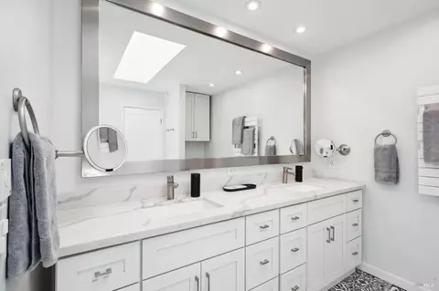 Bath - 19334 Spring Dr, Sonoma, CA 95476 photo 3 of 5