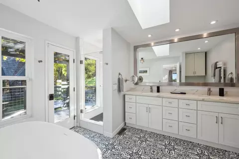 Bath - 19334 Spring Dr, Sonoma, CA 95476 photo 1 of 5