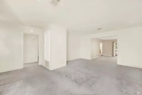 Living - 986 Davis St, Vacaville, CA 95687 photo 3 of 11