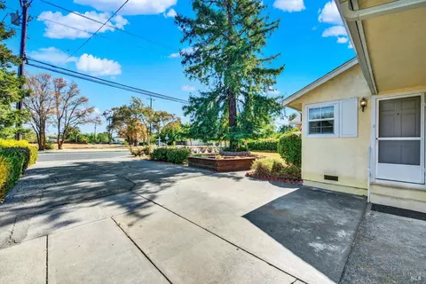 Exterior - 986 Davis St, Vacaville, CA 95687 photo 8 of 37