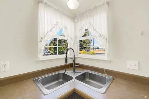 Kitchen - 986 Davis St, Vacaville, CA 95687 photo 5 of 7