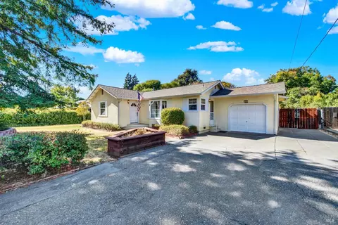 Exterior - 986 Davis St, Vacaville, CA 95687 photo 6 of 37