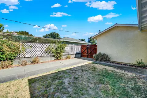 Exterior - 986 Davis St, Vacaville, CA 95687 photo 15 of 37