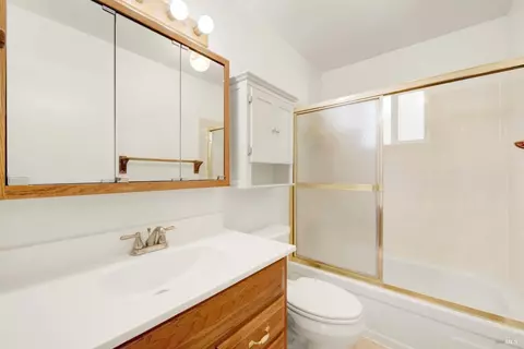 Bath - 986 Davis St, Vacaville, CA 95687 photo 2 of 2