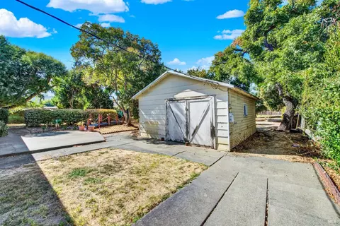 Exterior - 986 Davis St, Vacaville, CA 95687 photo 17 of 37