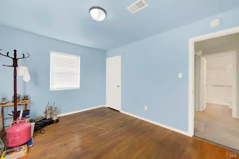 Bedroom - 986 Davis St, Vacaville, CA 95687 photo 4 of 10