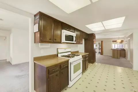Kitchen - 986 Davis St, Vacaville, CA 95687 photo 4 of 7