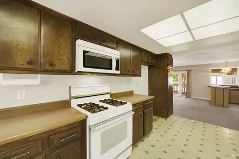 Kitchen - 986 Davis St, Vacaville, CA 95687 photo 6 of 7