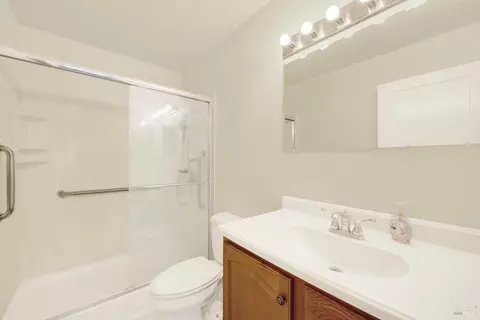Bath - 986 Davis St, Vacaville, CA 95687 photo 1 of 2