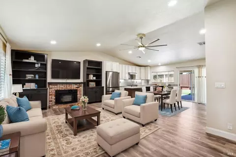 184 Edwin Dr, Vacaville, CA 95687 photo 3