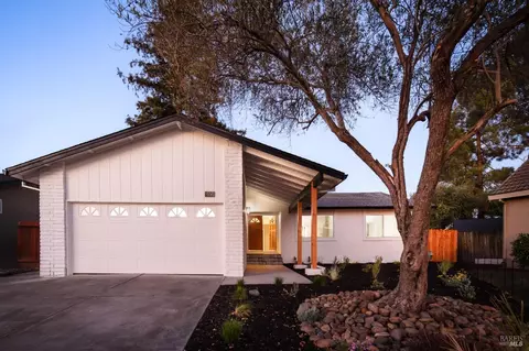 49 Eastside Cir, Petaluma, CA 94954
