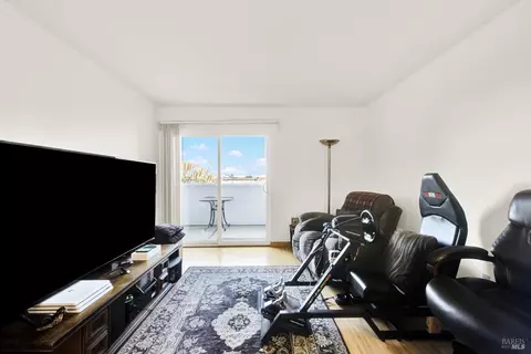 Living - 127 Lighthouse Dr, Vallejo, CA 94590 photo 2 of 4