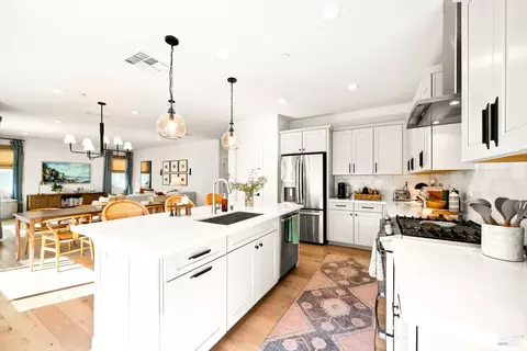 549 Honeysuckle Dr, Vacaville, CA 95687