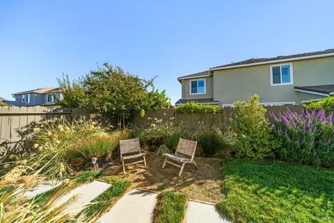 Exterior - 549 Honeysuckle Dr, Vacaville, CA 95687 photo 9 of 17