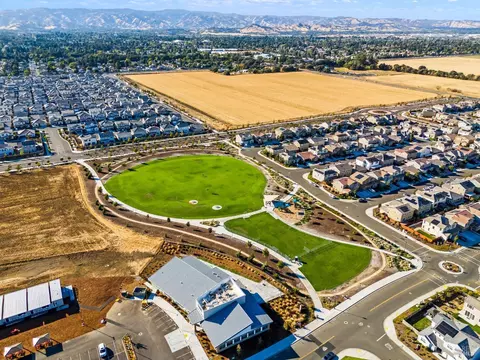 View/Area - 549 Honeysuckle Dr, Vacaville, CA 95687 photo 8 of 10