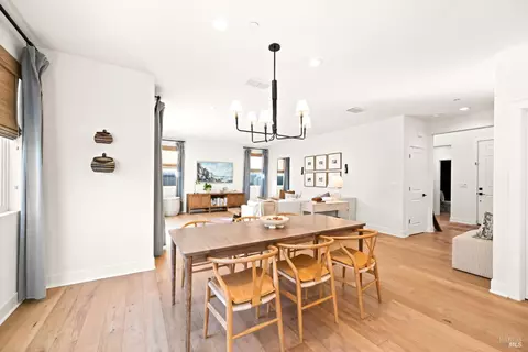 Dining - 549 Honeysuckle Dr, Vacaville, CA 95687 photo 4 of 6