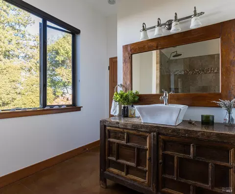 Bath - 18600 Fitzpatrick Ln, Occidental, CA 95465 photo 2 of 6