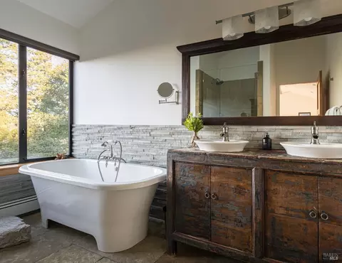 Bath - 18600 Fitzpatrick Ln, Occidental, CA 95465 photo 3 of 6
