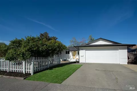 1301 San Rafael Dr, Petaluma, CA 94954