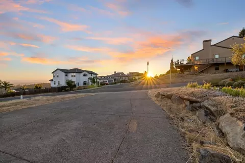 3746 Crown Hill Dr, Santa Rosa, CA 95404