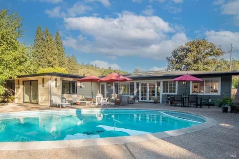 2433 Grahn Dr, Santa Rosa, CA 95404