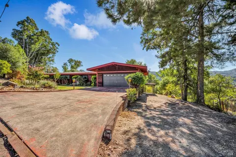 571 Riverside Dr, Ukiah, CA 95482