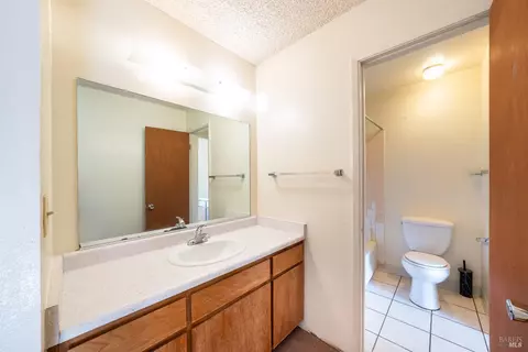 Bath - 960 Marlene St, Ukiah, CA 95482 photo 2 of 7