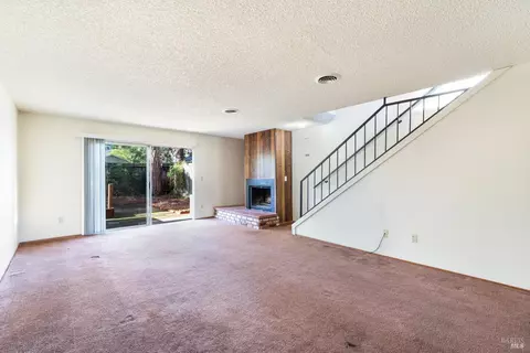 Living - 960 Marlene St, Ukiah, CA 95482 photo 2 of 4