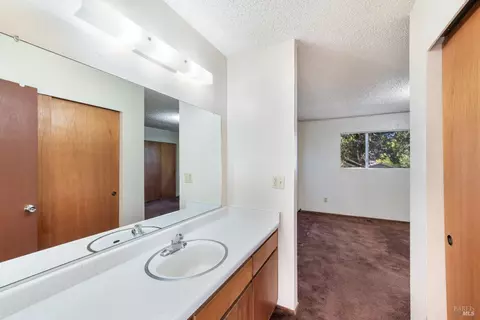 Bath - 960 Marlene St, Ukiah, CA 95482 photo 5 of 7