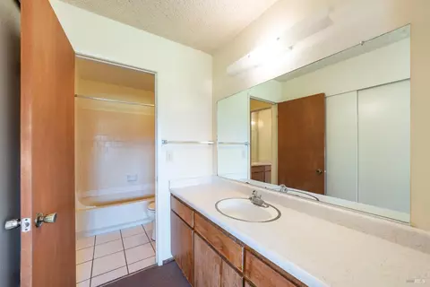Bath - 960 Marlene St, Ukiah, CA 95482 photo 3 of 7