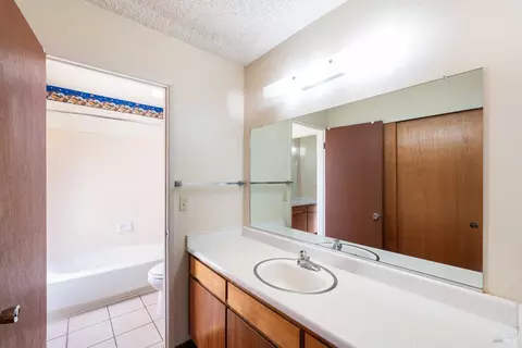 Bath - 960 Marlene St, Ukiah, CA 95482 photo 6 of 7