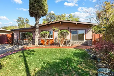 257 Circle Dr, Vacaville, CA 95688 photo 2
