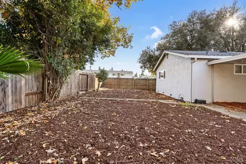 Exterior - 2000 Cormorant Dr, Fairfield, CA 94533 photo 6 of 7