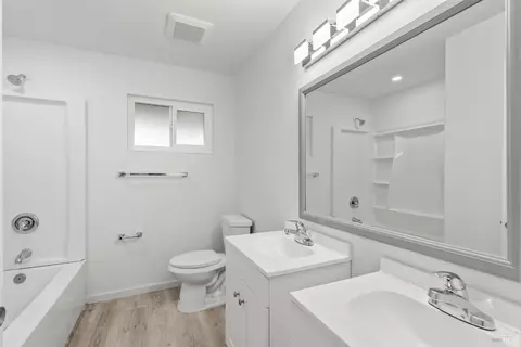 Bath - 2000 Cormorant Dr, Fairfield, CA 94533 photo 2 of 4