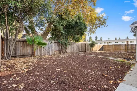 Exterior - 2000 Cormorant Dr, Fairfield, CA 94533 photo 5 of 7