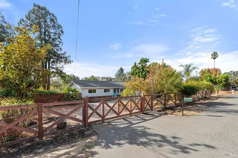 527 Hart Ln, Sebastopol, CA 95472