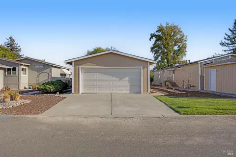 1517 Royal Oak Dr, Petaluma, CA 94954