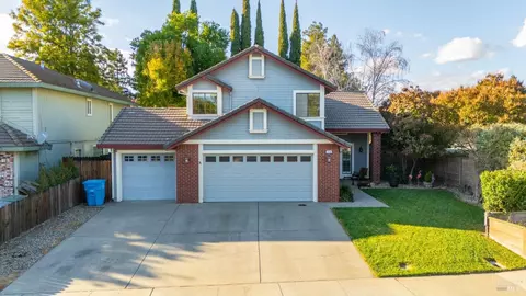 210 Holly Ct, Dixon, CA 95620