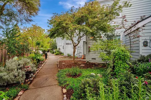 188 Courtyards E, Windsor, CA 95492