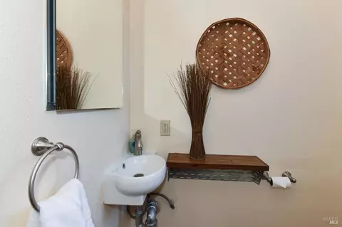Bath - 178 La Mancha Dr, Sonoma, CA 95476 photo 4 of 5
