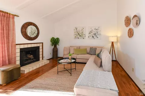 Living - 178 La Mancha Dr, Sonoma, CA 95476 photo 2 of 3